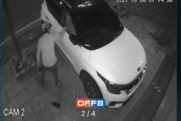 Clip: Vượt xe 4 chỗ, tài xế xe tải bị 2 kẻ cầm tuýt sắt đánh tới tấp-2