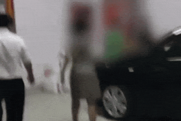 'Khoe 40 tuổi còn trinh', tiểu tam bị đánh ghen tới tấp ở cửa khách sạn