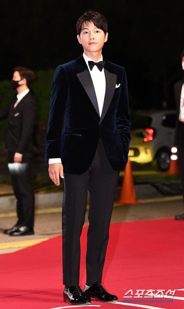 Thảm đỏ LHP Busan: Song Joong Ki visual ngút ngàn, Han So Hee mlem-1