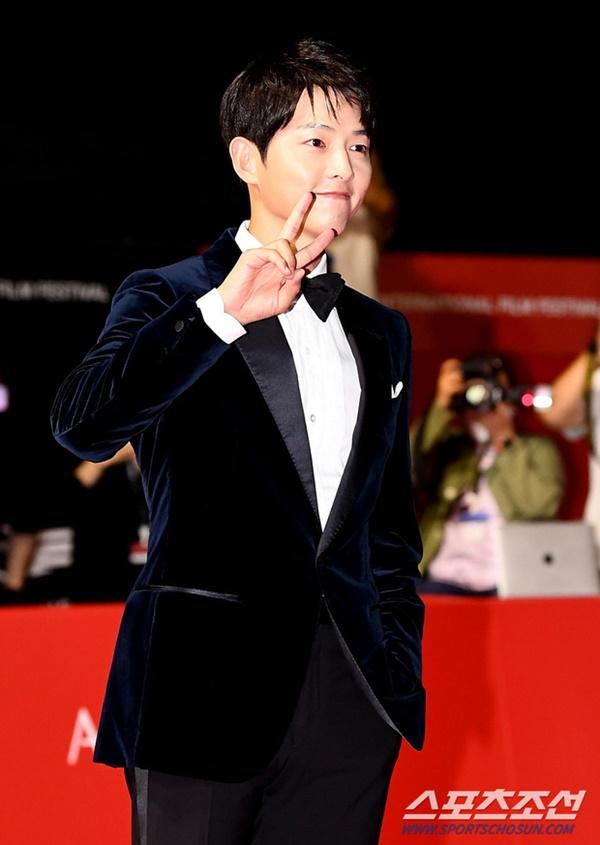 Thảm đỏ LHP Busan: Song Joong Ki visual ngút ngàn, Han So Hee mlem-2