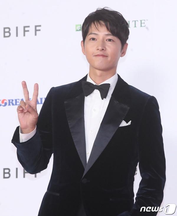 Thảm đỏ LHP Busan: Song Joong Ki visual ngút ngàn, Han So Hee mlem-3