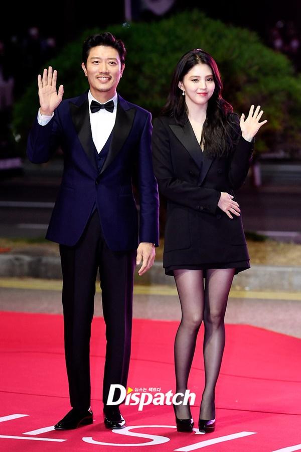 Thảm đỏ LHP Busan: Song Joong Ki visual ngút ngàn, Han So Hee mlem-6