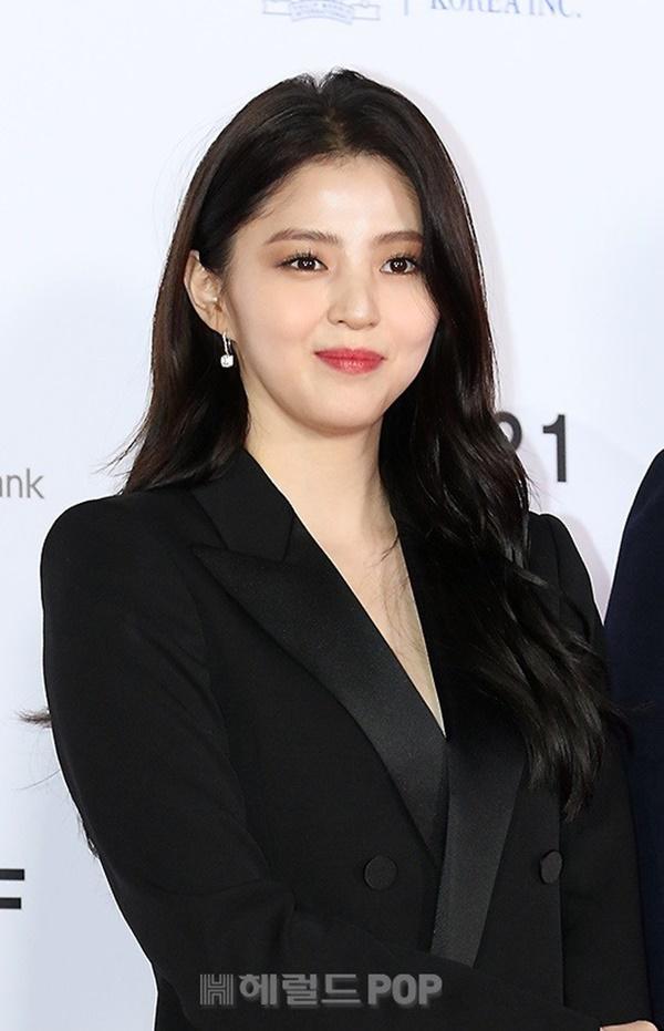 Thảm đỏ LHP Busan: Song Joong Ki visual ngút ngàn, Han So Hee mlem-8