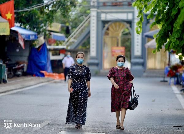 Người dân lách qua hàng rào, đứng vái vọng ở Phủ Tây Hồ mùng 1-2