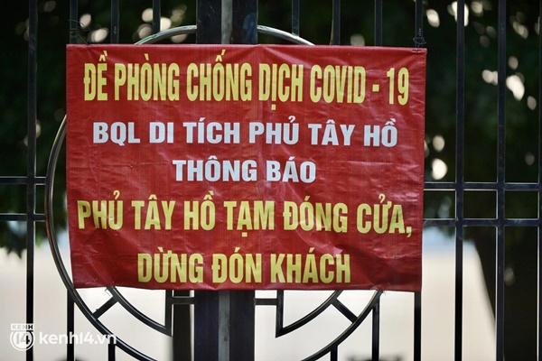 Người dân lách qua hàng rào, đứng vái vọng ở Phủ Tây Hồ mùng 1-3