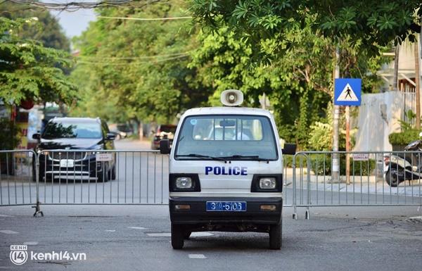 Người dân lách qua hàng rào, đứng vái vọng ở Phủ Tây Hồ mùng 1-4