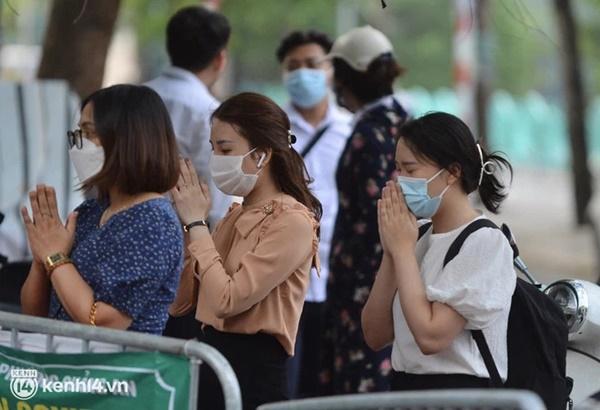 Người dân lách qua hàng rào, đứng vái vọng ở Phủ Tây Hồ mùng 1-5