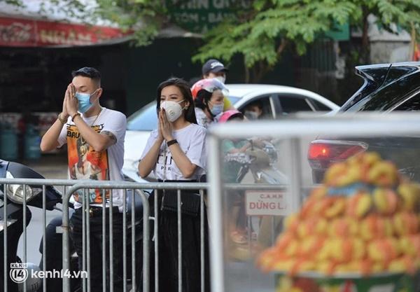 Người dân lách qua hàng rào, đứng vái vọng ở Phủ Tây Hồ mùng 1-6