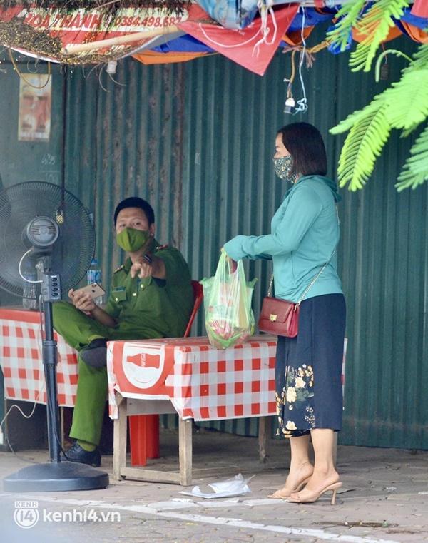 Người dân lách qua hàng rào, đứng vái vọng ở Phủ Tây Hồ mùng 1-10