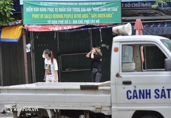 Người dân lách qua hàng rào, đứng vái vọng ở Phủ Tây Hồ mùng 1-11