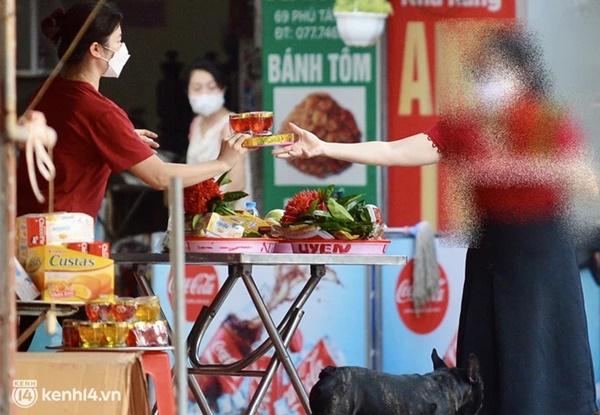 Người dân lách qua hàng rào, đứng vái vọng ở Phủ Tây Hồ mùng 1-12