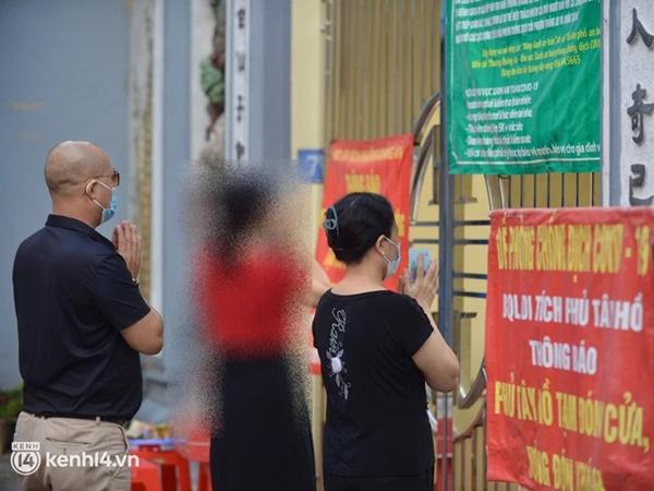 Người dân lách qua hàng rào, đứng vái vọng ở Phủ Tây Hồ mùng 1-13