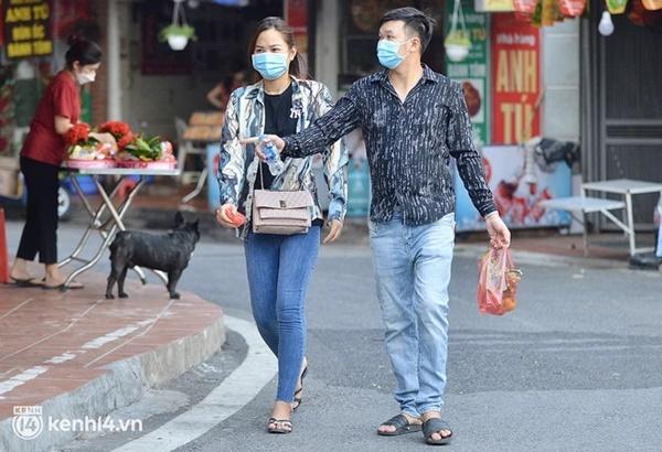 Người dân lách qua hàng rào, đứng vái vọng ở Phủ Tây Hồ mùng 1-14