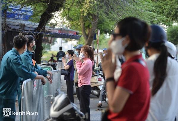 Người dân lách qua hàng rào, đứng vái vọng ở Phủ Tây Hồ mùng 1-8