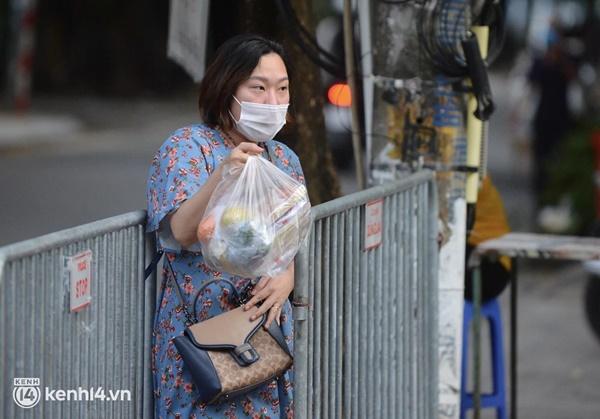 Người dân lách qua hàng rào, đứng vái vọng ở Phủ Tây Hồ mùng 1-9