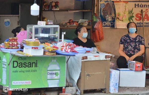 Người dân lách qua hàng rào, đứng vái vọng ở Phủ Tây Hồ mùng 1-16