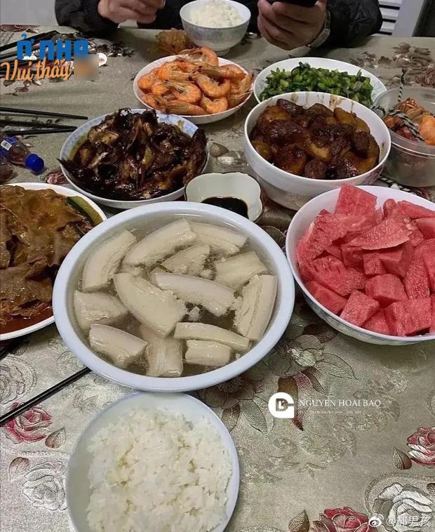 Đến nhà bạn ăn cơm, anh chàng câm nín khi nhìn vào bát canh-1