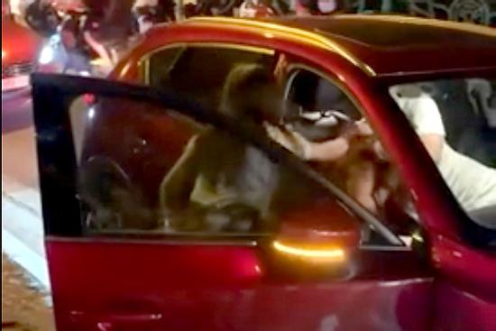 Hồ Tây nửa đêm: Vợ đánh ghen, chồng ra sức bảo vệ nhân tình