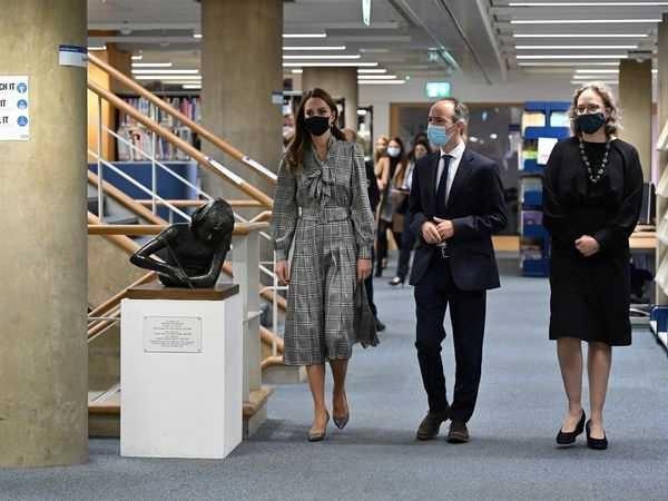 Công nương Kate đẹp hút hồn với váy kẻ caro chưa tới 500 nghìn-1