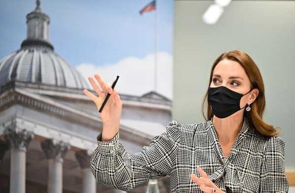 Công nương Kate đẹp hút hồn với váy kẻ caro chưa tới 500 nghìn-4