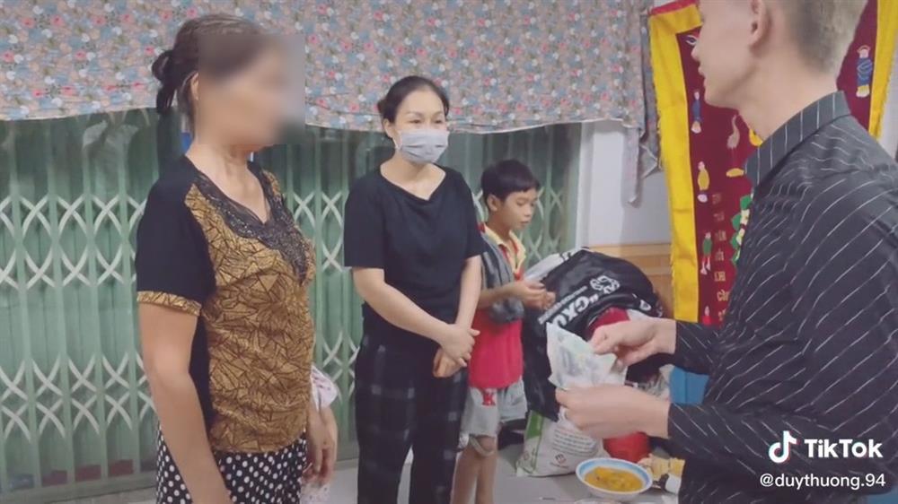 Duy Thường TV tung clip đi viếng Nam Ok, bị chỉ trích dữ dội-2