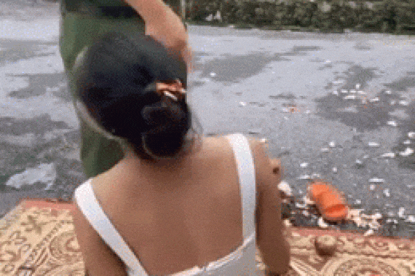 Cô gái lập đàn tế ngoài trời đòi nợ, ôm chân công an kể khổ-1