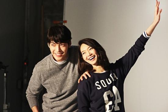 Kim Woo Bin comment ủng hộ đồng nghiệp nhưng ngó lơ bạn gái