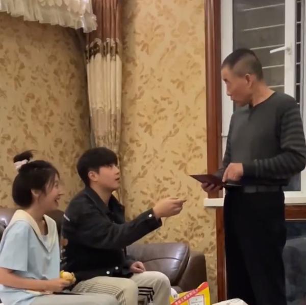 Nhận hộ khẩu nhà gái, chàng trai phản ứng người yêu phải bật cười-2