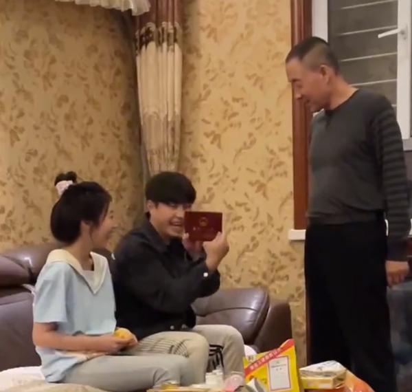 Nhận hộ khẩu nhà gái, chàng trai phản ứng người yêu phải bật cười-3