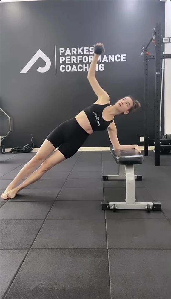 Chuẩn bị comeback, Hà Hồ khoe body căng đét trong phòng tập-3