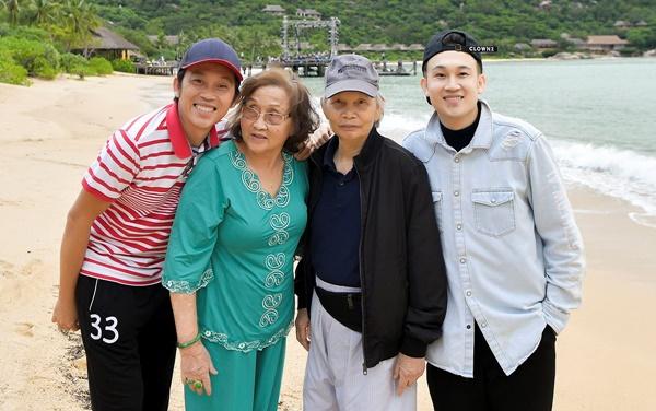 Khoảnh khắc Hoài Linh hiếm hoi chung sân khấu cùng bố mẹ ruột-1