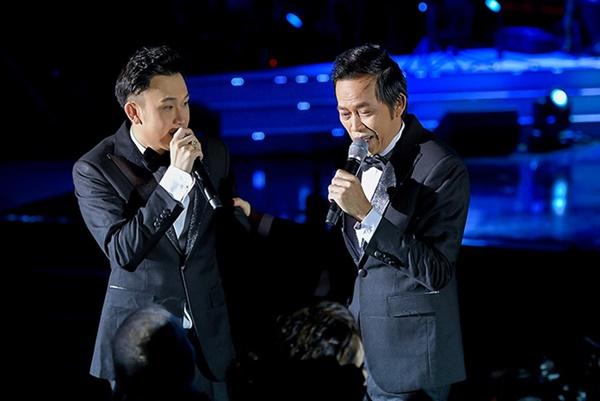 Khoảnh khắc Hoài Linh hiếm hoi chung sân khấu cùng bố mẹ ruột-3