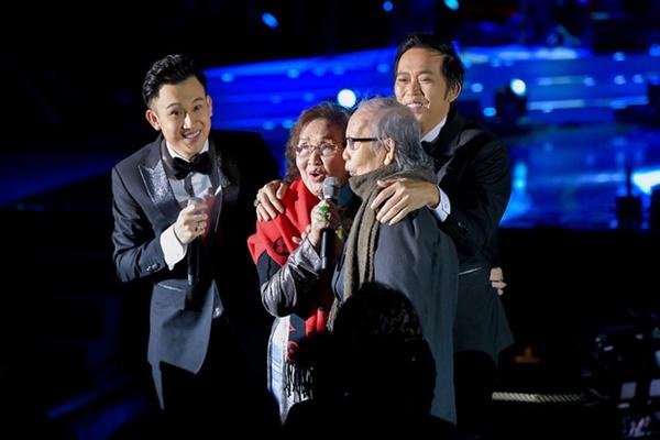 Khoảnh khắc Hoài Linh hiếm hoi chung sân khấu cùng bố mẹ ruột-4