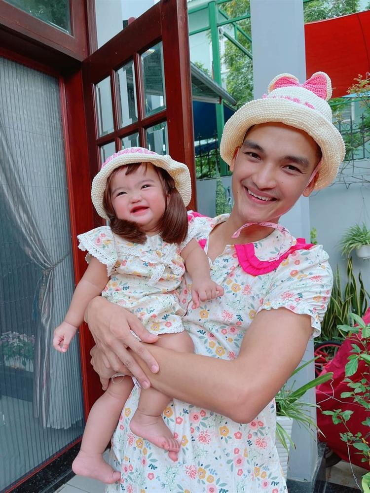 Con gái 11 tháng Mạc Văn Khoa siêu cute, tạo dáng chả kém mẫu nhí-12