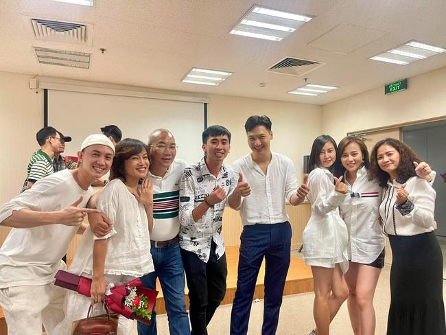 Khả Ngân như tí hon khi đọ dáng Lương Thanh 11 Tháng 5 Ngày-1