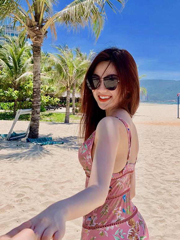 Khả Ngân như tí hon khi đọ dáng Lương Thanh 11 Tháng 5 Ngày-15