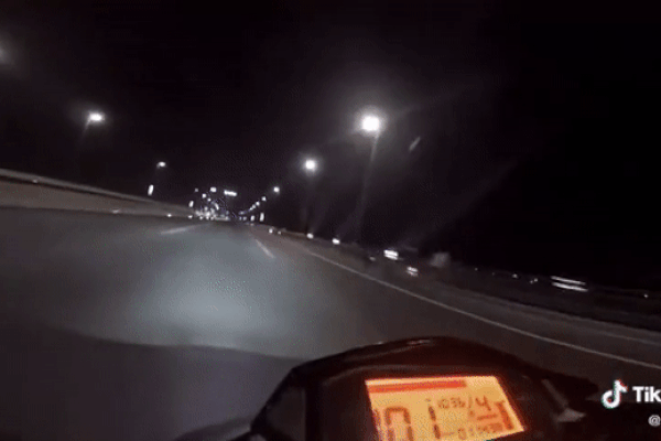 Clip: Phượt thủ vít 100km/h trên cầu Nhật Tân nhận cái kết thôi rồi!-1