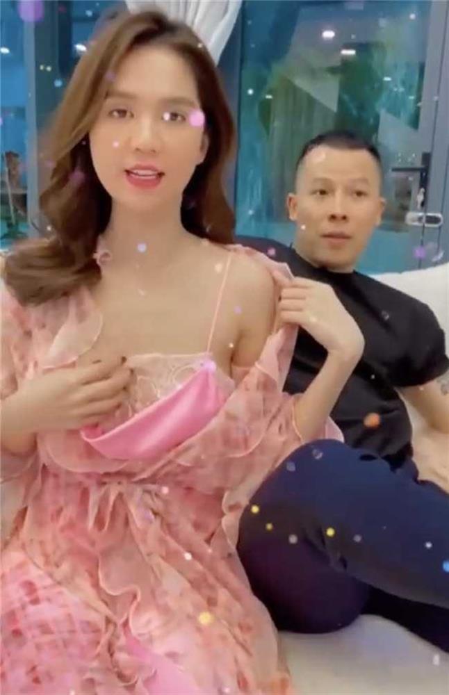 Ngọc Trinh, Ngân 98 và loạt sao diện váy ngủ hớ hênh livestream-3