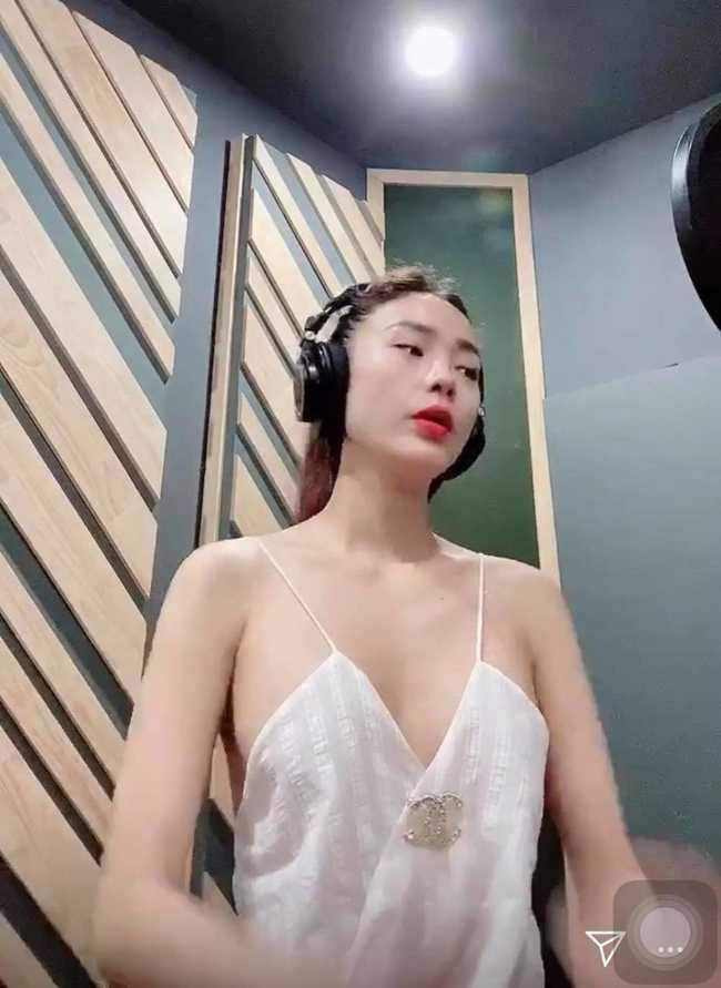 Ngọc Trinh, Ngân 98 và loạt sao diện váy ngủ hớ hênh livestream-7