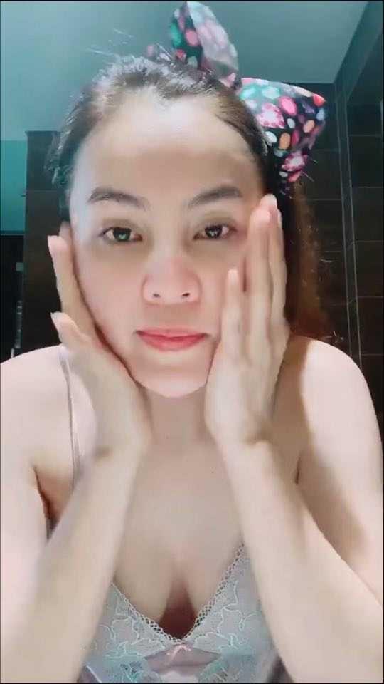 Ngọc Trinh, Ngân 98 và loạt sao diện váy ngủ hớ hênh livestream-9