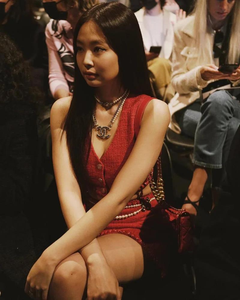 Jennie lúng túng vì váy ngắn tại sự kiện đình đám ở Paris