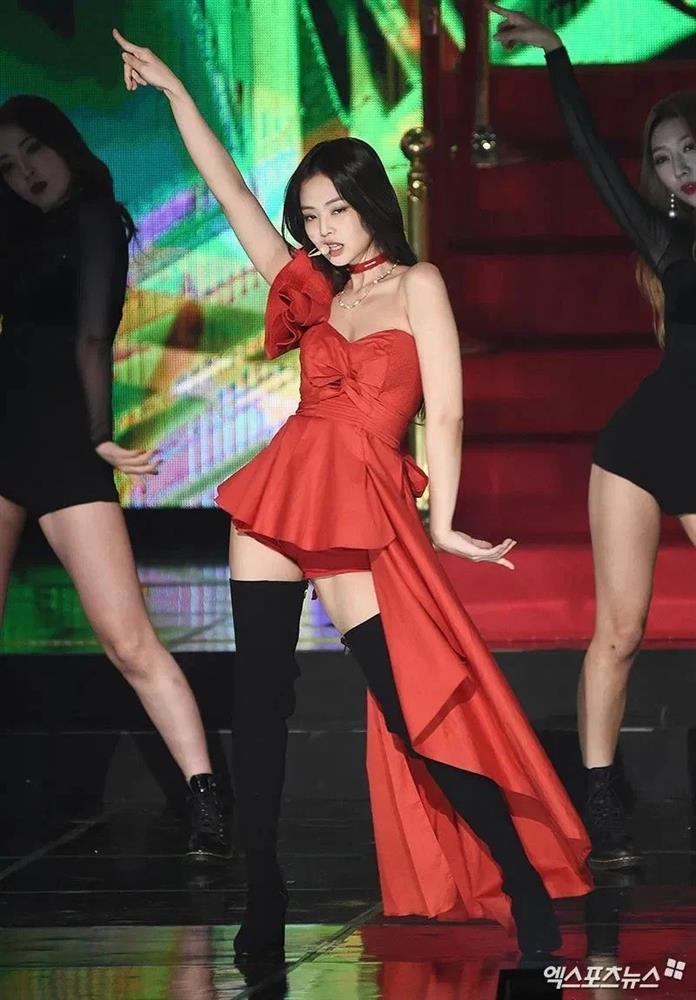 Jennie BLACKPINK chinh phục gam màu đỏ đẹp hết nước chấm-3