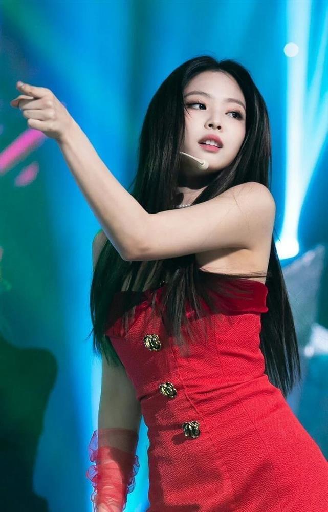 Jennie chiếm spotlight với bộ đồ vừa đỏ vừa thơm ở show Chanel - 2sao