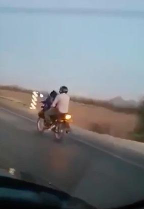 SỐC: Cặp đôi mây mưa khi lao xe vun vút trên đường cao tốc-2