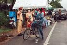 Đạp xe từ TP.HCM về Hà Giang, người đàn ông được tặng xe máy
