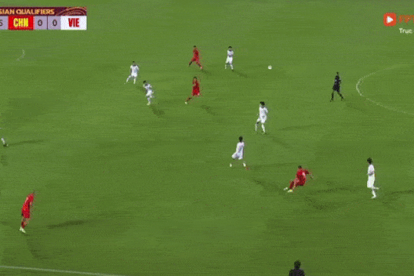Cầu thủ Trung Quốc nằm sân ăn vạ, phản ứng thú vị từ trọng tài
