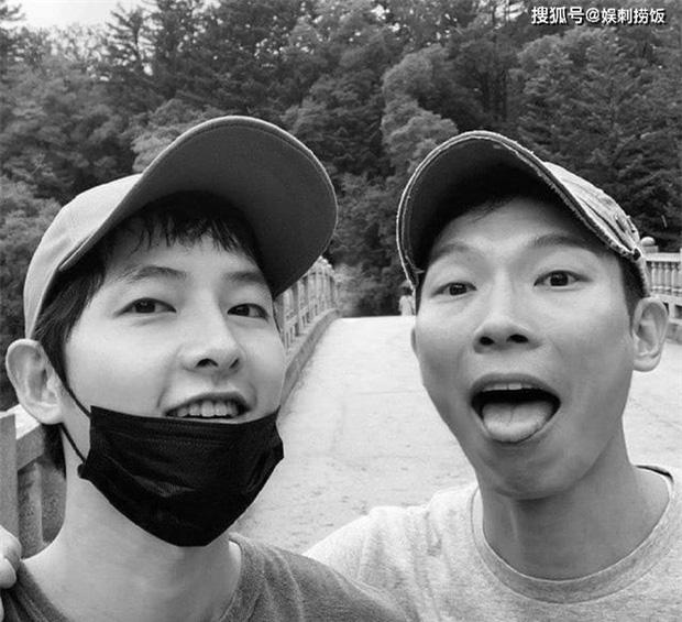 Chồng cũ liếc mắt đưa tình mỹ nhân, Song Hye Kyo phản ứng?-11