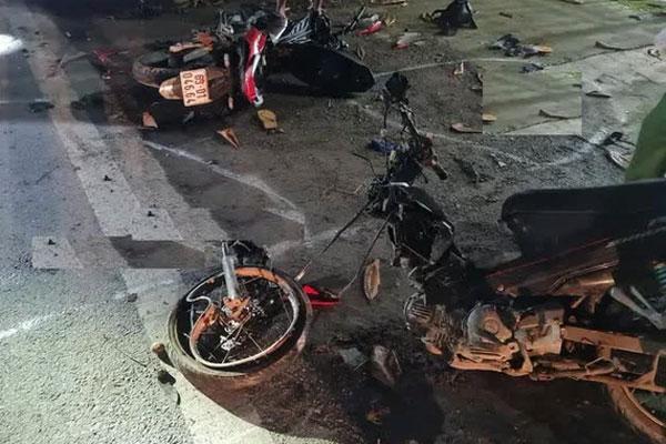 Hai xe máy tông nhau làm 2 người chết, 3 trọng thương-1