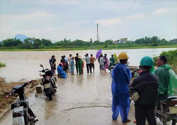 Vượt nước lũ đi bán hàng, 5 tiểu thương bị nước cuốn trôi-2