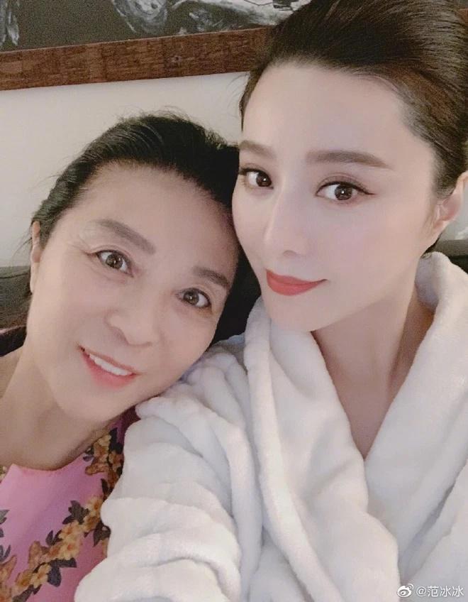 Mẹ đẻ Phạm Băng Băng U70 mà như chị em với con gái-3